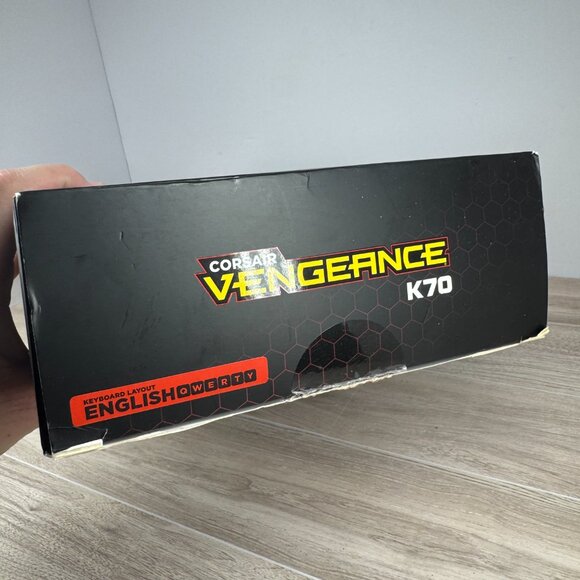 Corsair Vengeance K70 Mechanical Gaming Keyboard Cherry MX Brown - Picture 3 of 6